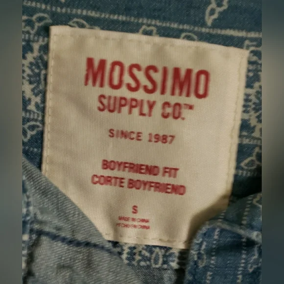 MOSSIMO SUPPLY COMPANY WOMEN'S BOYFRIEND FIT DENIM LIGHT WASHED SHIRT IN SIZE S - Picture 3 of 3